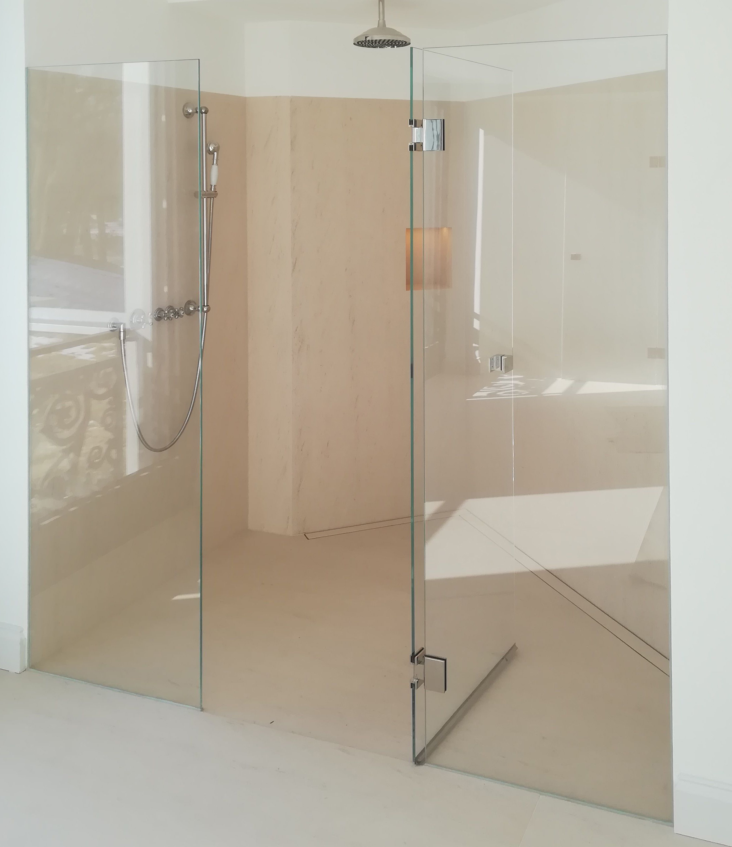 Shower partitions made of glass